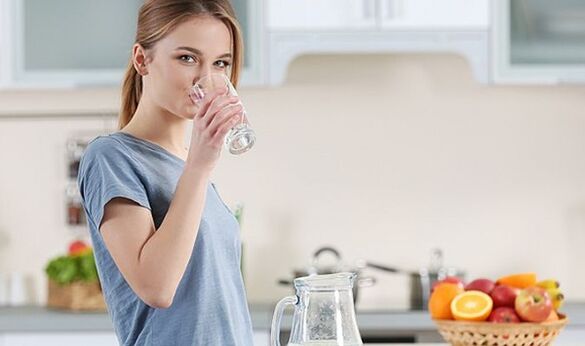 O fată vrea să slăbească cu o dietă cu apă