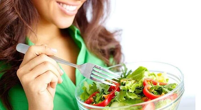 Fată care mănâncă salată de legume pe o dietă cu proteine