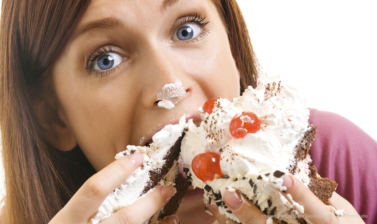 Fată care mănâncă prăjitură și se pricepe mai bine la cum să slăbească