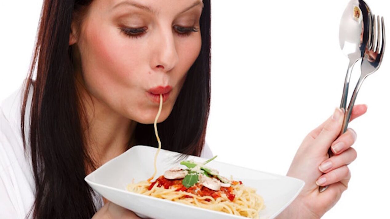 Femeia mănâncă spaghete pentru a slăbi burta